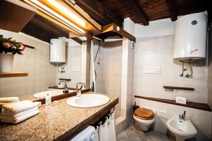 Dusche, Haartrockner, Bidet, Handtücher