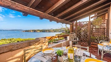 Family Apartment, 3 Bedrooms, 2 Bathrooms (Punta Volpe Home With Pool) | Outdoor dining