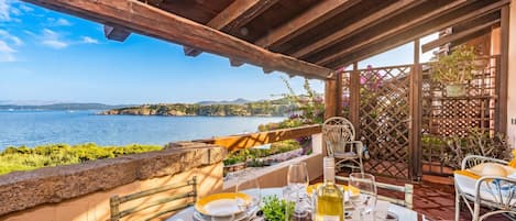 Departamento familiar, 3 habitaciones, 2 baños (Punta Volpe Home With Pool) | Restaurante al aire libre