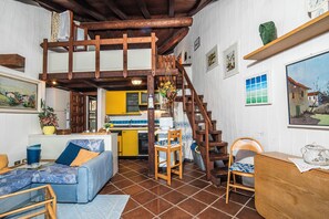 Perhehuoneisto, useita makuuhuoneita, 2 kylpyhuonetta (Punta Volpe Home With Pool) | Oleskelualue