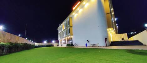 Vista frontal de la propiedad