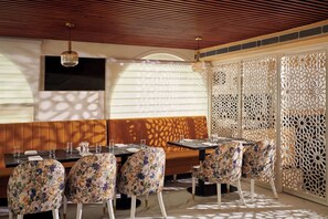 Restaurant - Deventure Sarovar Portico  Patel Nagar (New Delhi)
