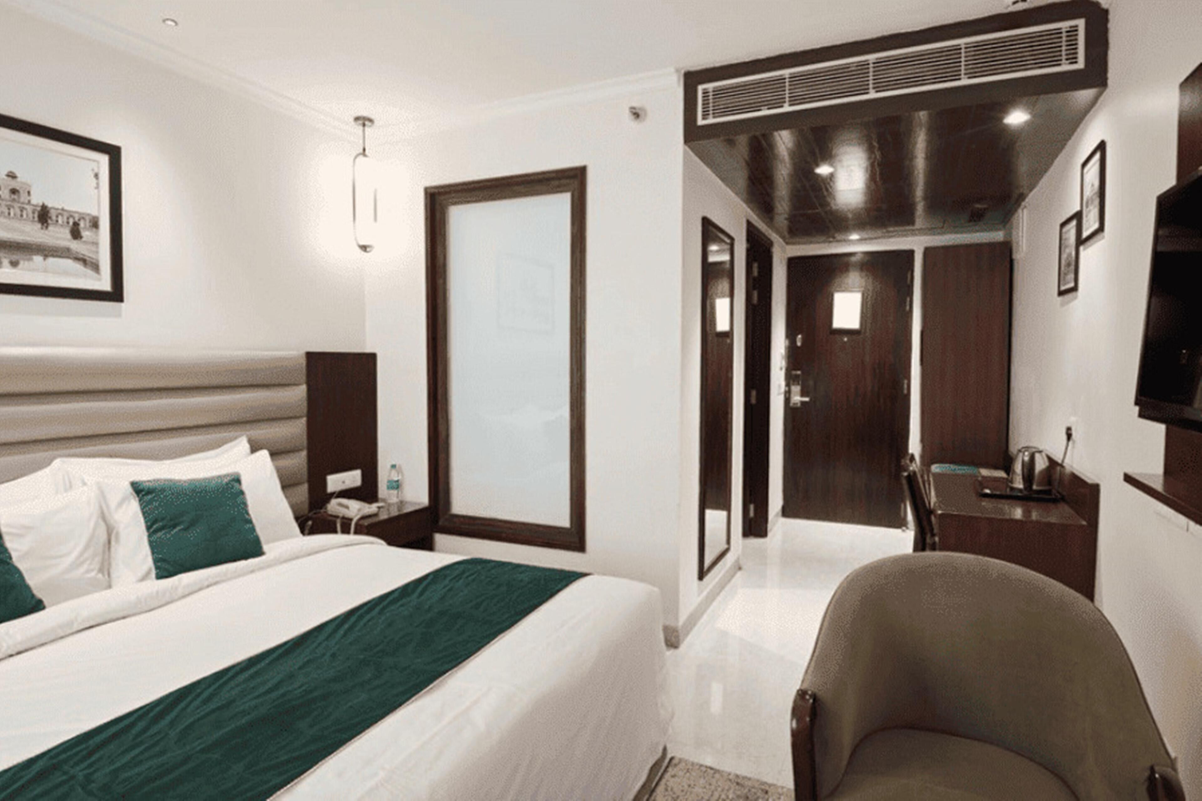 Executive Room, 1 Double Bed | Desk, iron/ironing board, free WiFi, bed sheets