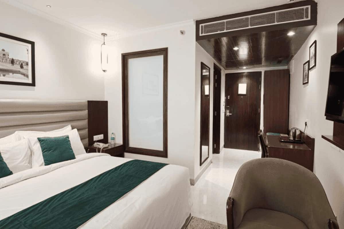 Executive Room, 1 Double Bed | Desk, iron/ironing board, free WiFi, bed sheets