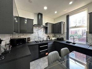 House | 6 bedrooms - Elegant Stylish 6BR Family Home (Manchester)