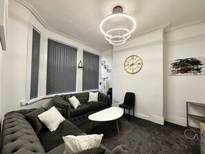 House - Elegant Stylish 6BR Family Home (Manchester)