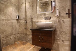 Habitació superior | Bany | Articles de tocador gratuïts, sabatilles, tovalloles i sabó 