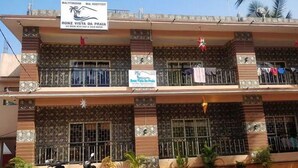 A multi-story building with balconies, a signboard advertising "Ronz Vista Da Praia" and "A/C Room with Hot & Cold Water." - ronz vis da praia (Calangute)