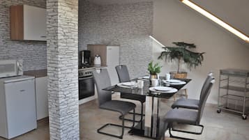 Stovetop, dishwasher, coffee/tea maker, electric kettle