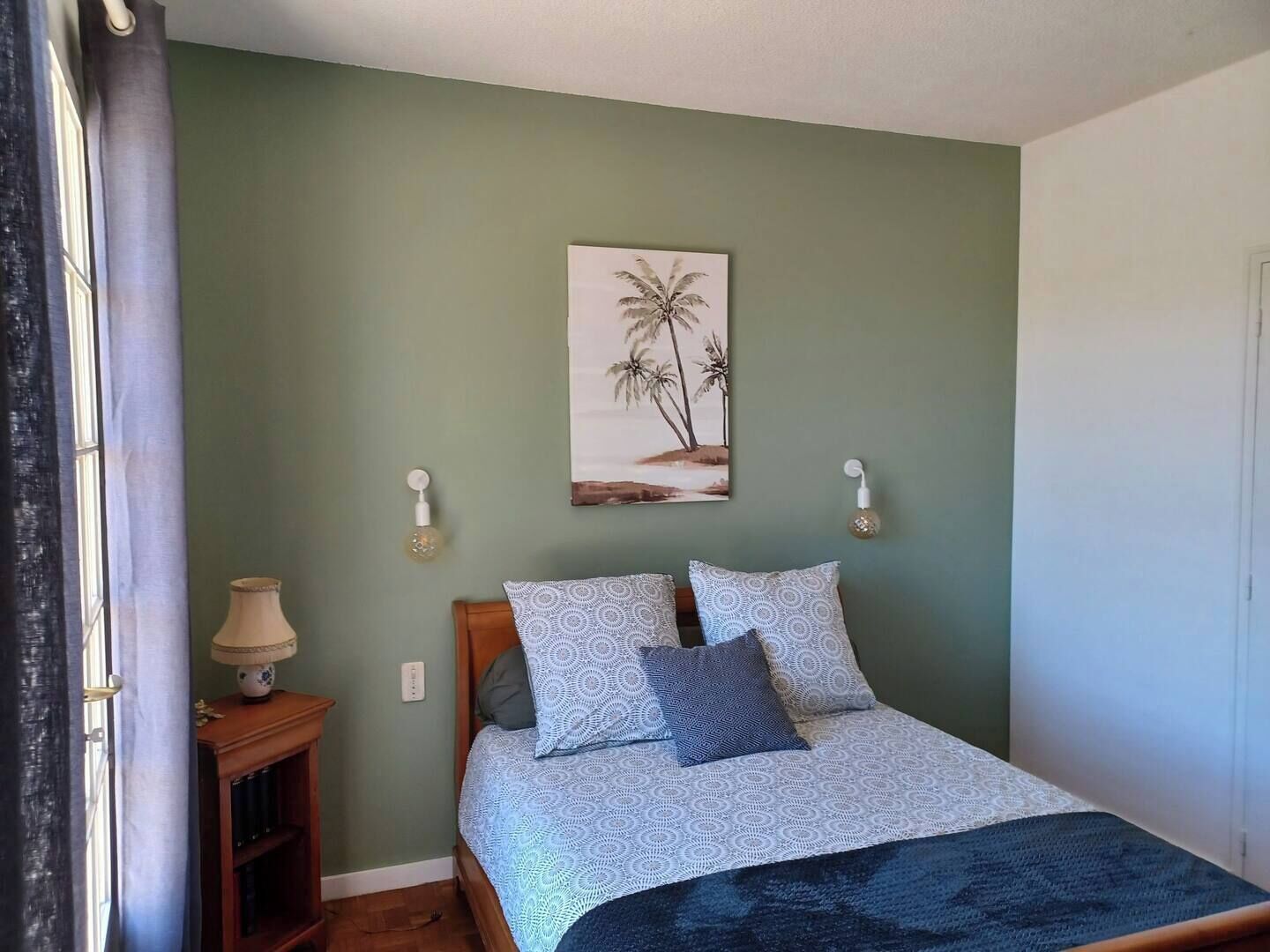 3 間睡房、書桌、熨斗/熨衫板、可攜式嬰兒床