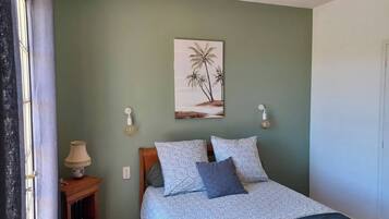 3 bedrooms, desk, iron/ironing board, travel cot