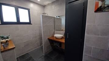 Douche, sĂšche-cheveux, serviettes fournies, savon