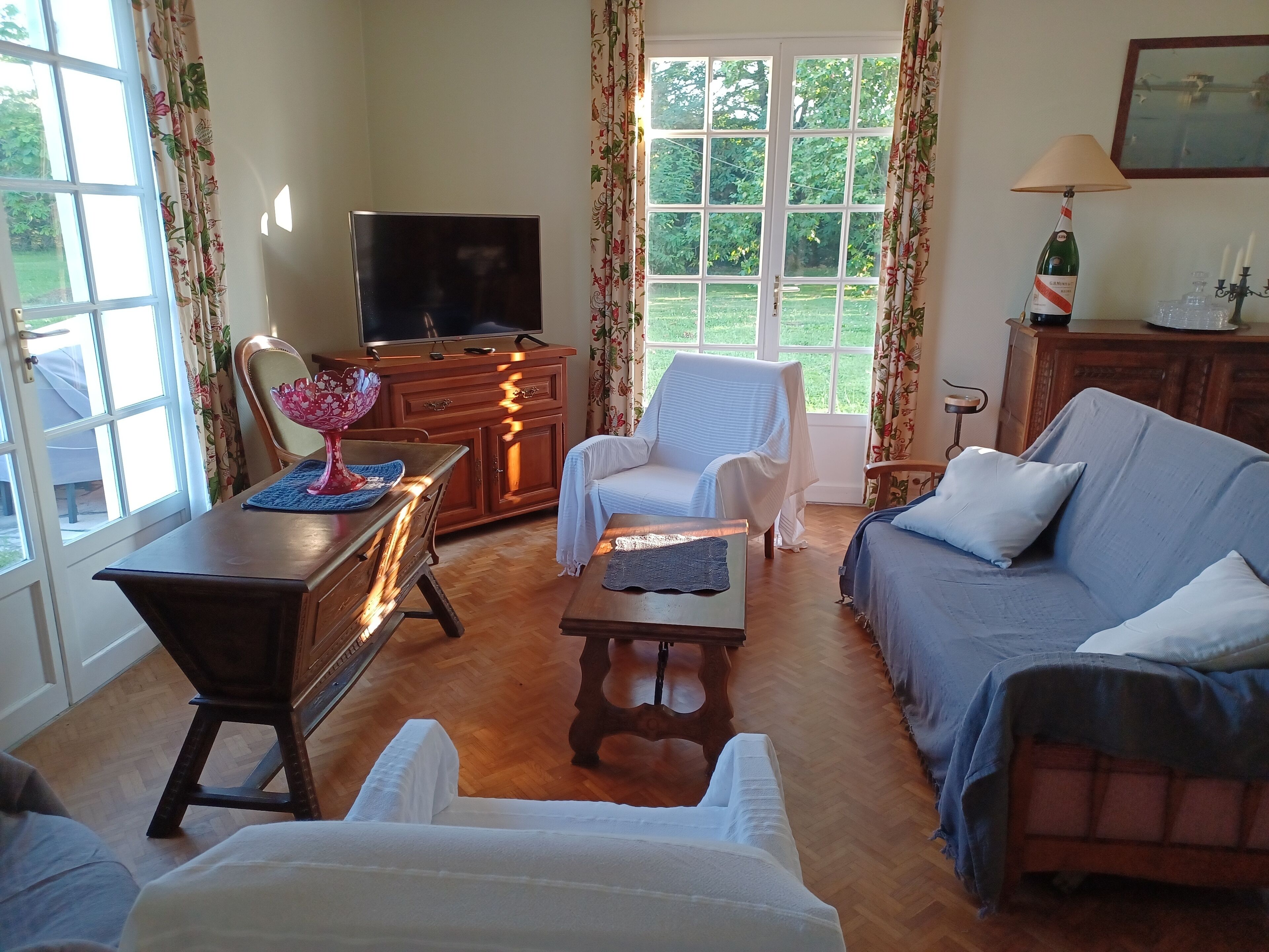 電視、壁爐、書籍