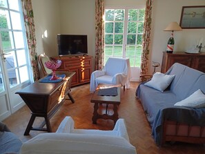 تلفزيون، مدفأة، كُتُب