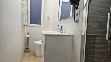 Shower, hair dryer, towels
