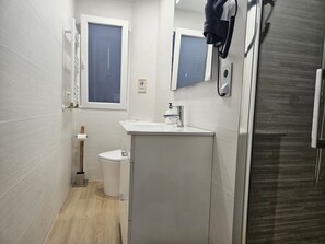 Dusche, Haartrockner, Handtücher