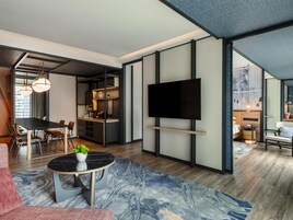 Suite, 1 Tempat Tidur King | Seprai antialergi, minibar, brankas, dan ruang kerja ramah laptop