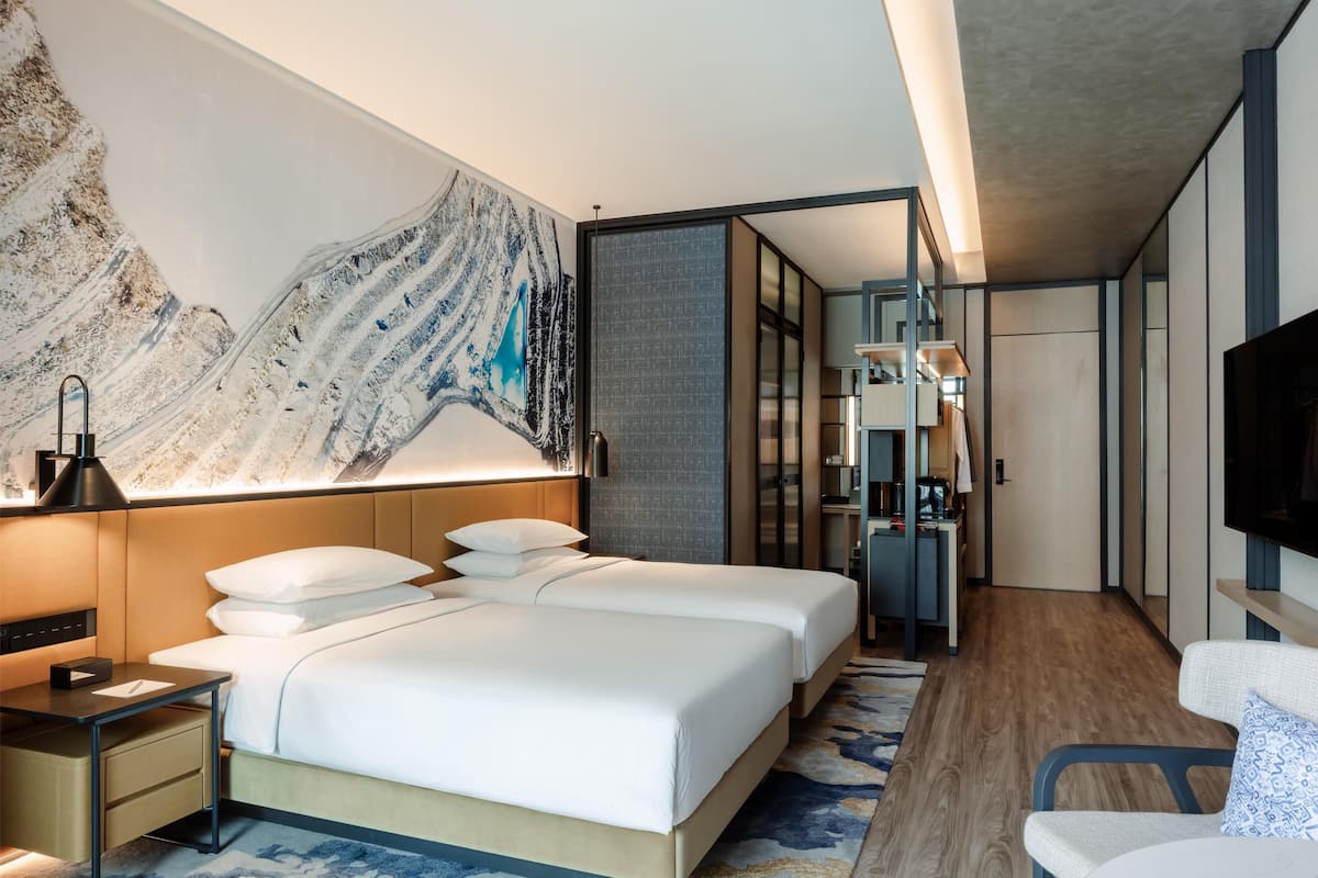 1 bedroom, hypo-allergenic bedding, minibar, in-room safe