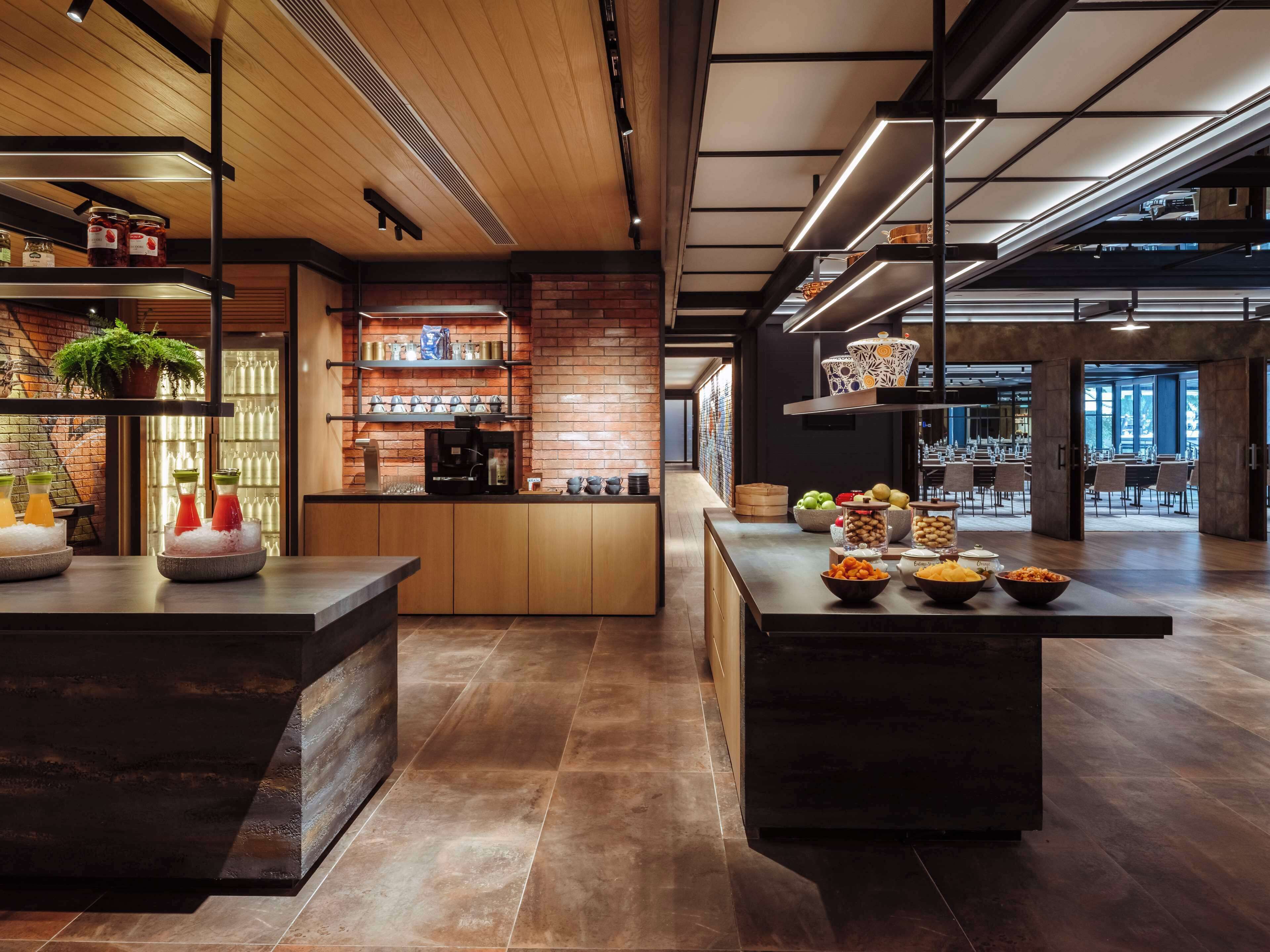 Un restaurant moderne doté d’un bar, d’un plafond en bois et d’un sol carrelé.