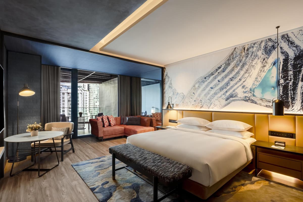 Premium Room, 1 King Bed | 1 bedroom, hypo-allergenic bedding, minibar, in-room safe