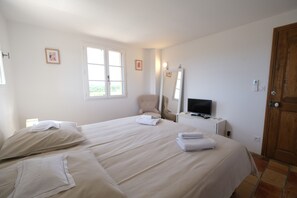 4 bedrooms, iron/ironing board, free WiFi, bed sheets