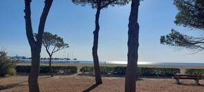 På stranden