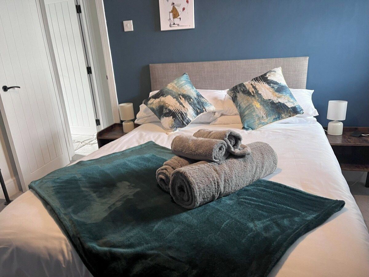 3 habitaciones, tabla de planchar con plancha, internet y ropa de cama 