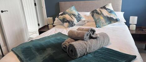 3 habitaciones, tabla de planchar con plancha, internet y ropa de cama