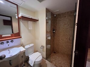 Slippers, towels, soap, shampoo - New Kuta Hotel by LORIN (Pecatu)