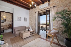 Smart TV - Inia Lara Deluxe Suite by Nomads (Paphos)