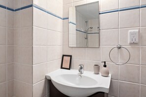 Kostenlose Toilettenartikel, Haartrockner, Handtücher