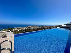 Una piscina cubierta, una piscina al aire libre