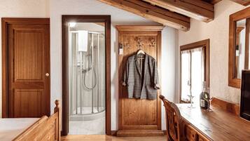 Camera Standard con letto matrimoniale o 2 letti singoli, vista giardino | Postazione laptop, Wi-Fi gratuito