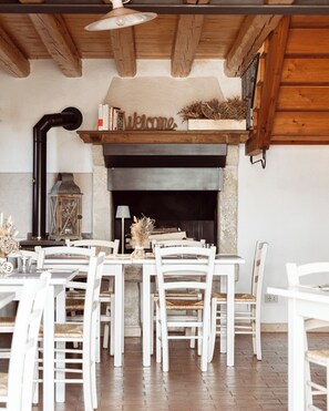 Serveert diner, Italiaanse gerechten, uitzicht op de tuin 