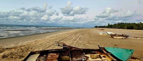 Na praia, areia branca