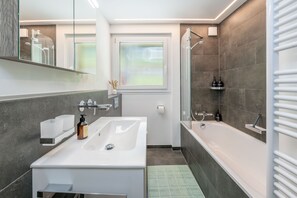 Appart'hôtel Luxe, vue montagne | Salle de bain | Baignoire et douche séparées, sèche-cheveux, serviettes fournies, savon