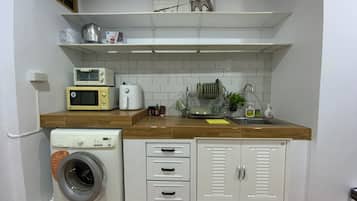 Réfrigérateur, micro-ondes, bouilloire électrique