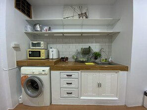 Fridge, microwave, electric kettle, cookware/dishes/utensils - Brown Stairs in the City 94/2 (Tambon Hua Hin)