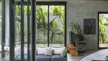 Villa, 2 Yatak Odası, Bahçe Manzaralı | Oturma alanı | Kablolu TV kanalları bulunan 43 inç akıllı televizyon