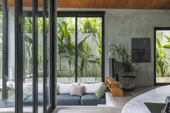 Villa, 2 habitaciones, vistas al jardín | Zona de estar | Smart TV de 43 pulgadas con canales por cable