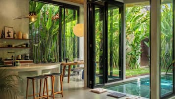 Villa, 2 Yatak Odası, Bahçe Manzaralı | Oturma alanı | Kablolu TV kanalları bulunan 43 inç akıllı televizyon