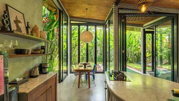 Villa, 2 Yatak Odası, Bahçe Manzaralı | Oturma alanı | Kablolu TV kanalları bulunan 43 inç akıllı televizyon