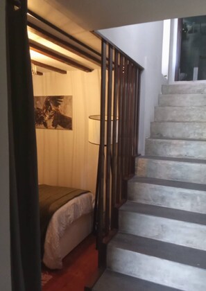 2 bedrooms, internet, bed sheets