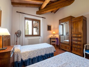 6 bedrooms, iron/ironing board, WiFi