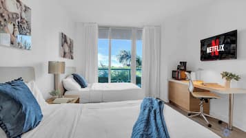 Skrivebord, strykejern/-brett, reiseseng for barn og wi-fi