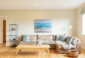 TV, bøker og stereoanlegg