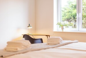 2 soverom, skrivebord, strykejern/-brett og reiseseng for barn