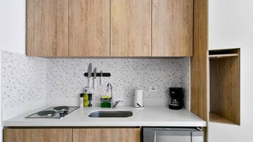 Refrigerador, microondas, parrilla de estufa y cafetera y tetera