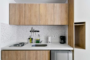 Refrigerador, microondas, placa de cocina, cafetera/tetera