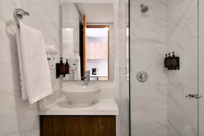 Ducha, secador de pelo, toallas